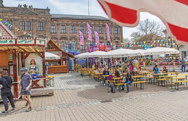 Schausteller präsentieren sich auf dem Erlanger Frühlingsfest