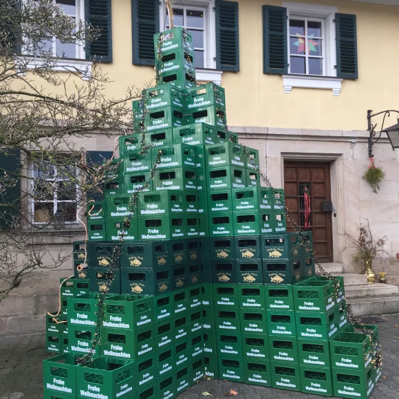 Zu Weihnachtsbaum gestapelte Bierkästen der Hofbräu Oberle zur Weihnachtszeit