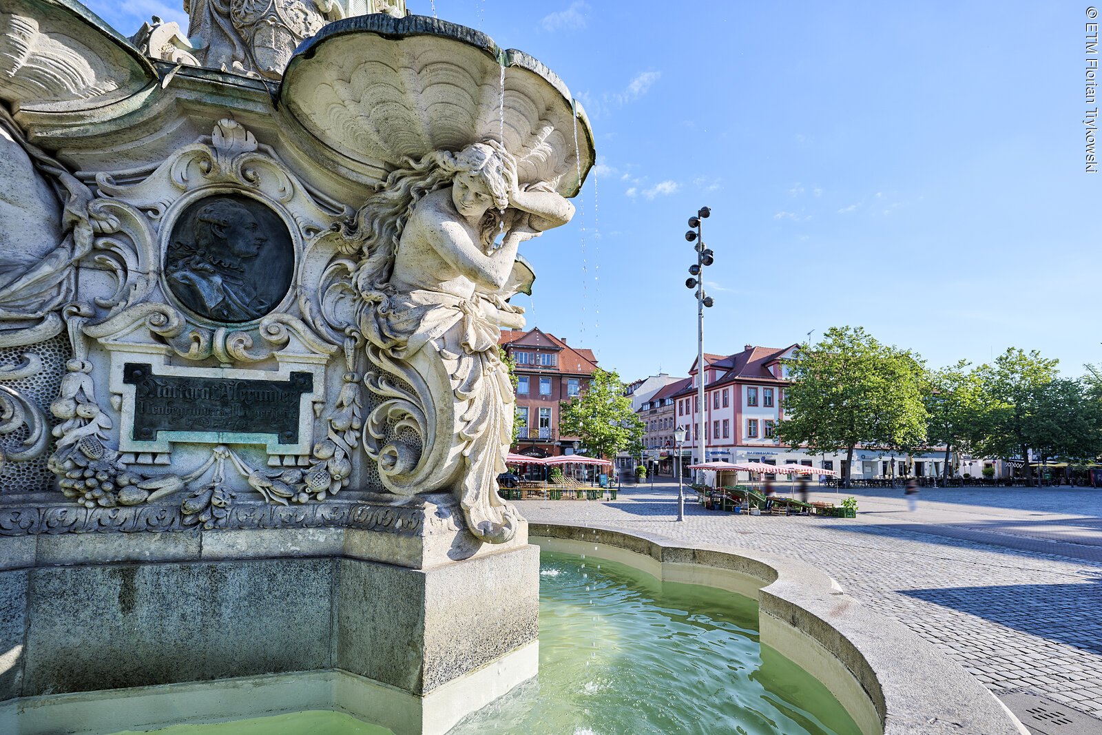 Paulibrunnen im Vordergrund mit Blick &uuml;ber den Marktplatz