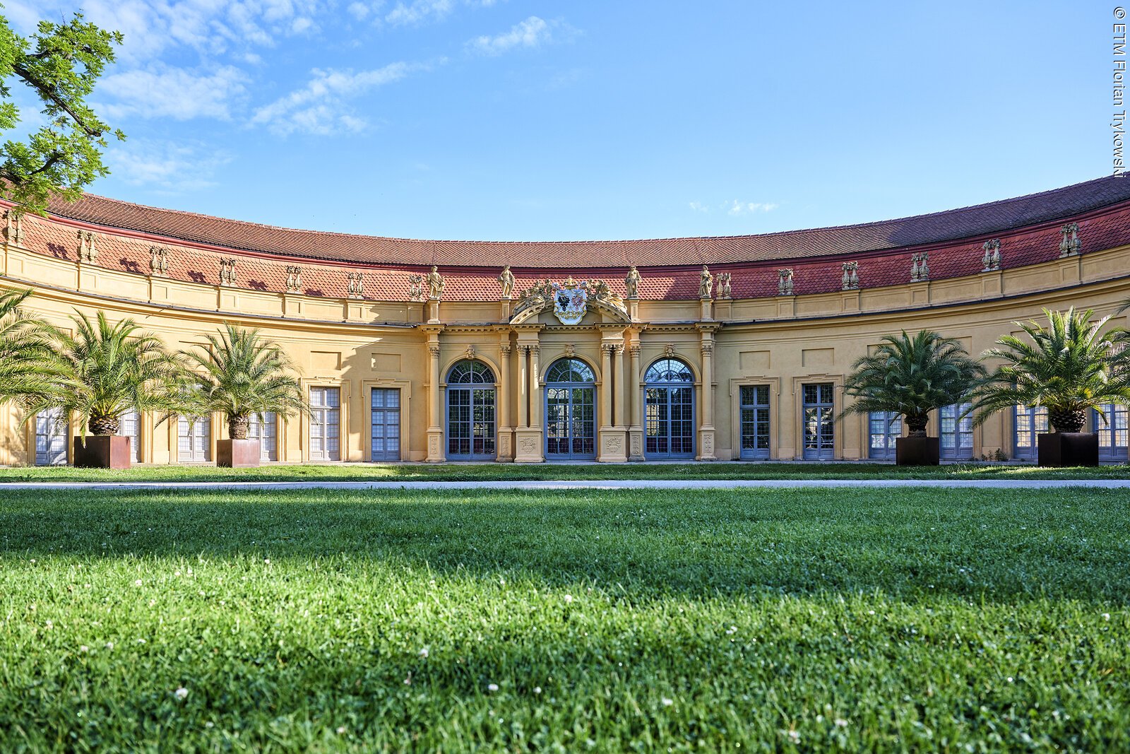 Fassade der Orangerie mit Rasen im Vordergrund