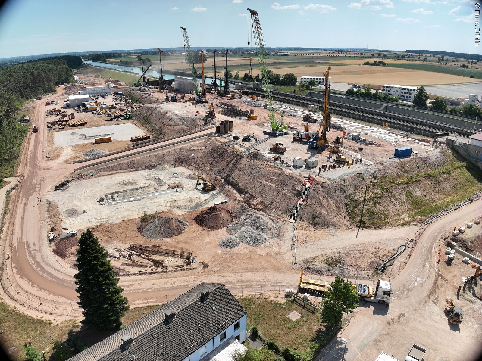 Eine Luftaufnahme der Baustelle Kriegenbrunn, wo derzeit der Ersatzneubau der Schleuse Kriegenbrunn durchgef&uuml;hrt wird.