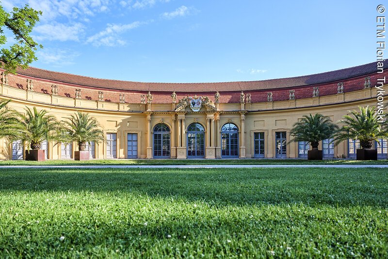 Fassade der Orangerie mit Rasen im Vordergrund