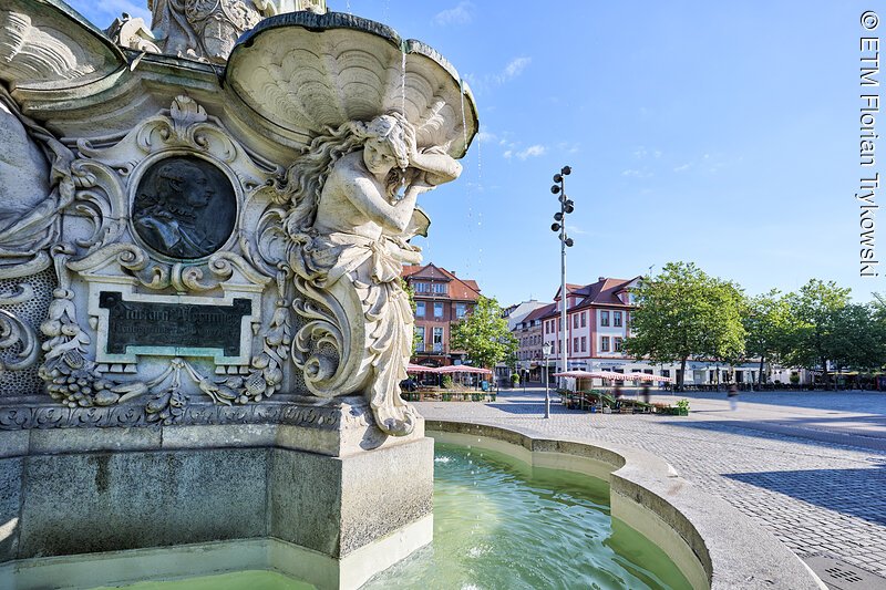 Paulibrunnen im Vordergrund mit Blick &uuml;ber den Marktplatz