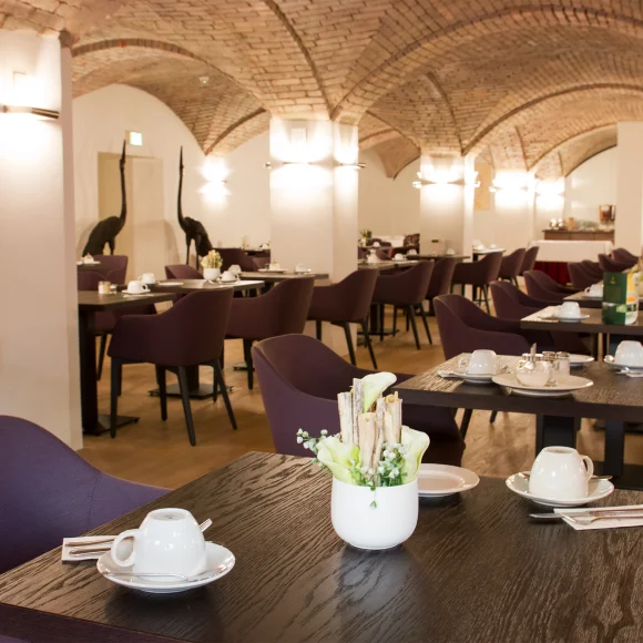 gedeckte Tische im Gewölbekeller des Hotels Bayerischer Hof