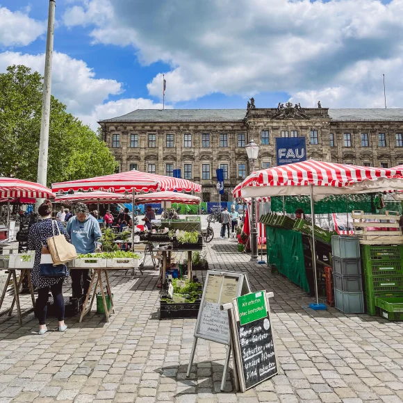 Blick auf den Erlanger Wochenmarkt
