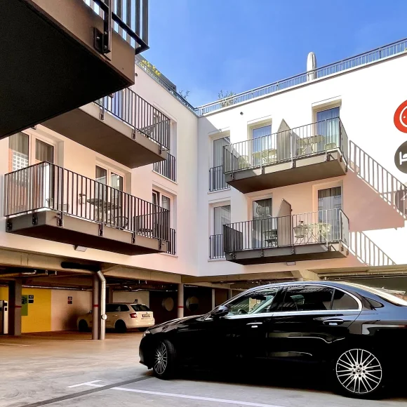 Zeitwohnhaus Parkplätze mit Auto