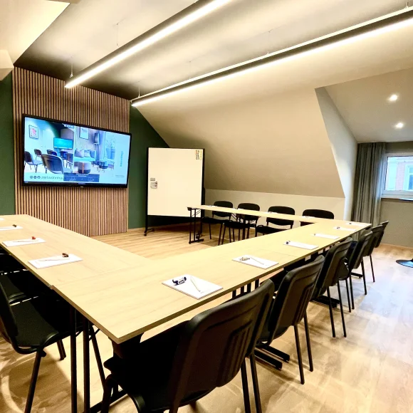 Zeitwohnhaus Seminarraum mit Bestuhlung und TV