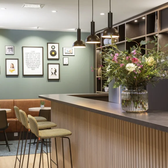 Zeitwohnhaus Bar mit Stühlen