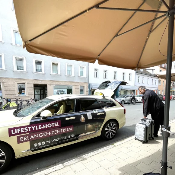Zeitwohnhaus Außenbereich mit Taxi zum Abholen
