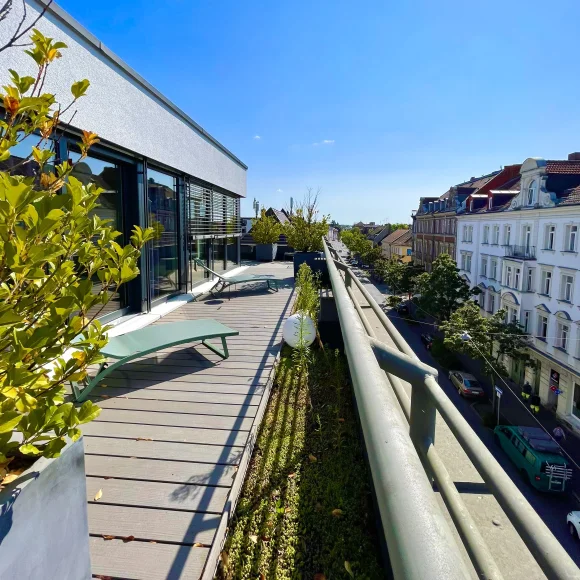 Zeitwohnhaus Dachterasse mit Blick auf die Straße