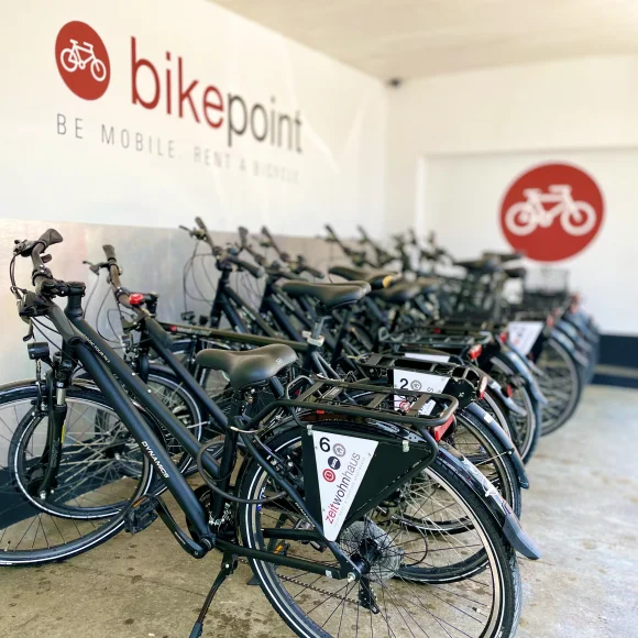 Zeitwohnhaus Fahrradparkplatz mit Fahrrädern