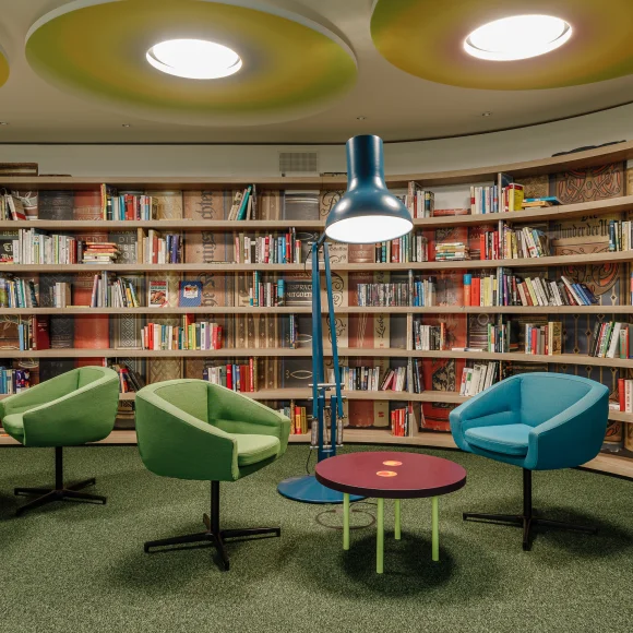 Bibliothek mit Leseecke