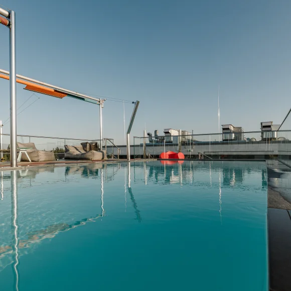 Pool auf dem Dach vom Brucklyn Appartementhaus