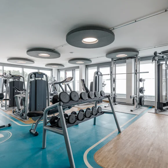 Fitnessstudio mit zahlreichen Fitnessgeräten