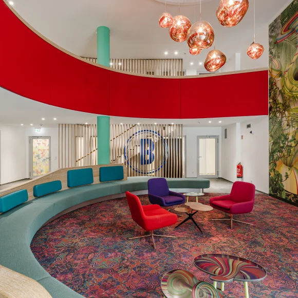 Eingangsbereich mit Sofa und anderen Sitzmöglichkeiten