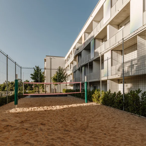 Beachvolleyballfeld bei dem Brucklyn Appartementhaus