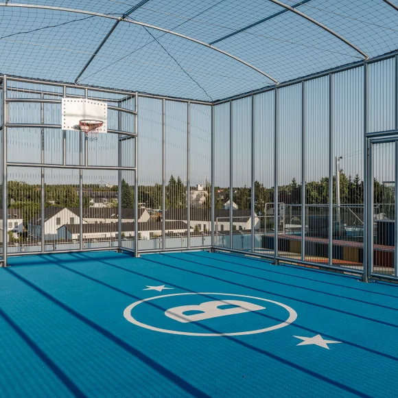 Basketballplatz auf dem Dach vom Brucklyn Appartementhaus