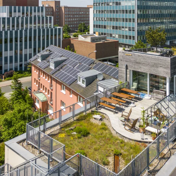 Drohnenblick auf Dachterrasse vom Hotel Luise