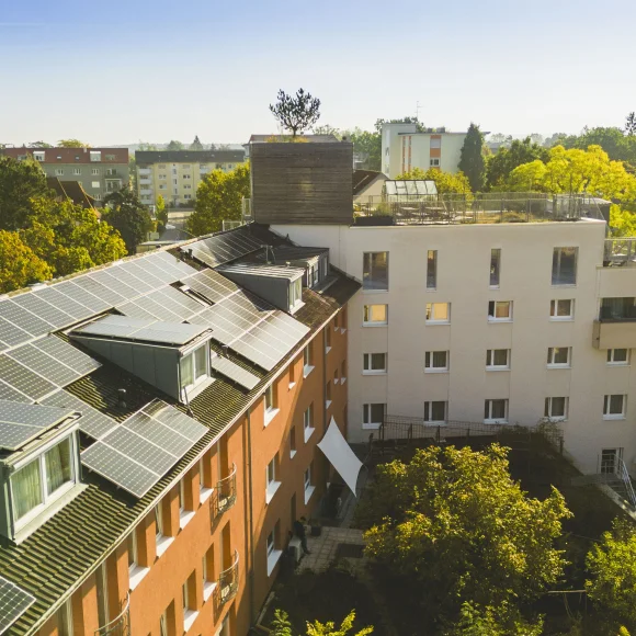 Drohnenaufnahme vom Hotel Luise mit Dach