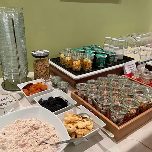 Frühstücksbuffet mit Müsli, Obst und Jogurt
