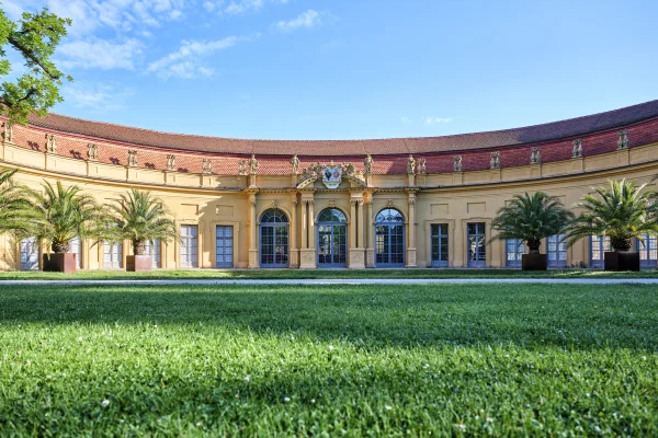 Fassade der Orangerie mit Rasen im Vordergrund