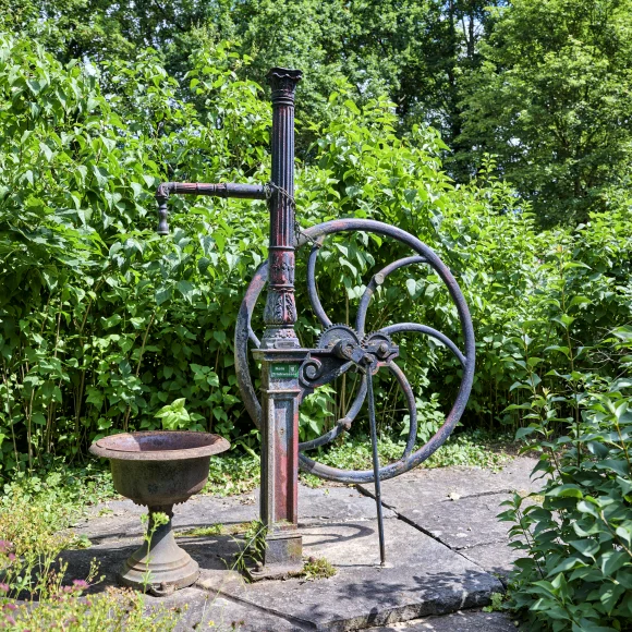 Brunnen im Erlanger Aromagarten