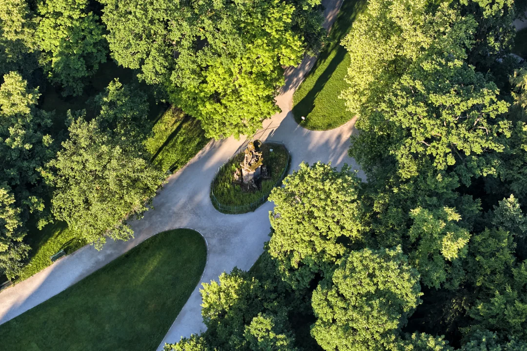 Drohnenaufnahme vom Reiterstandbild im Erlanger Schlossgarten