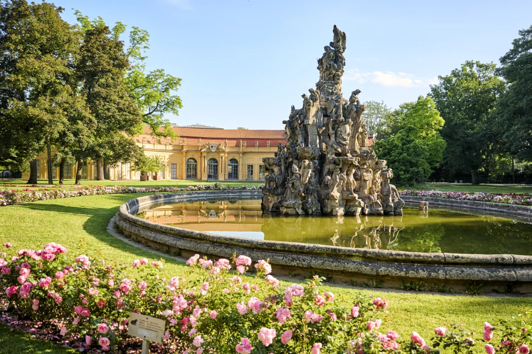 Blick auf Hugenottenbrunnen und Orangerie