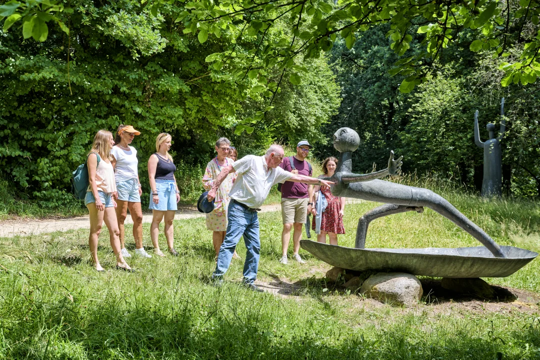Eine Stadtführung durch den Heinrich-Kirchner Skulpturengarten auf dem Burgberg