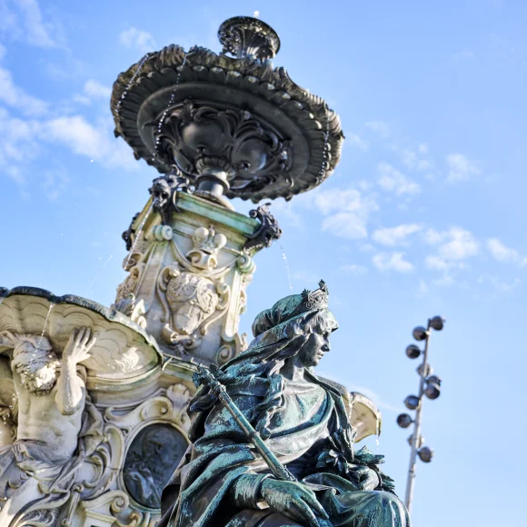 Blick von unten auf den Erlanger Paulibrunnen