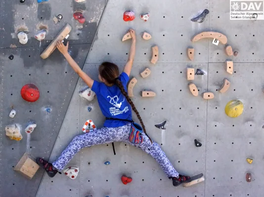 Kind an Boulderwand im DAV Zentrum Erlangen