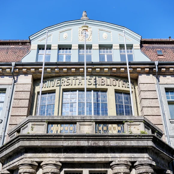 Fassade vom Haupteingang der Universitätsbibliothek Erlangen