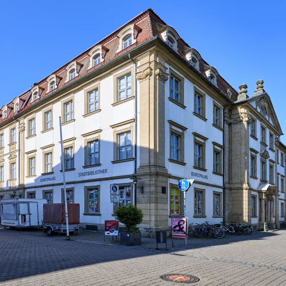 Palais Stutterheim von der Hauptstraße aus gesehen