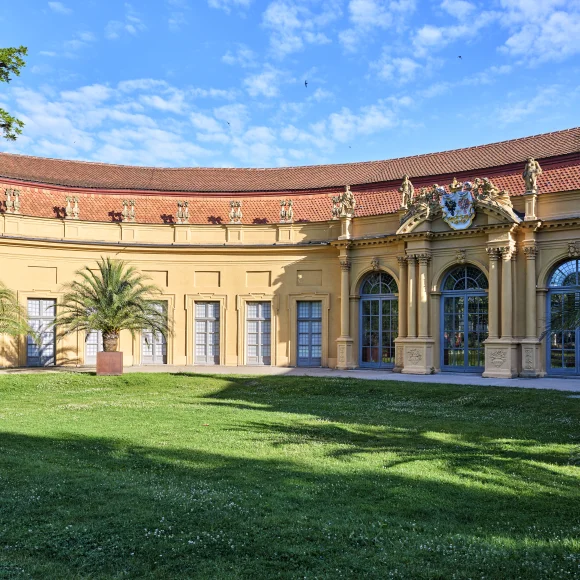 Orangerie im Schlossgarten mit Schatten