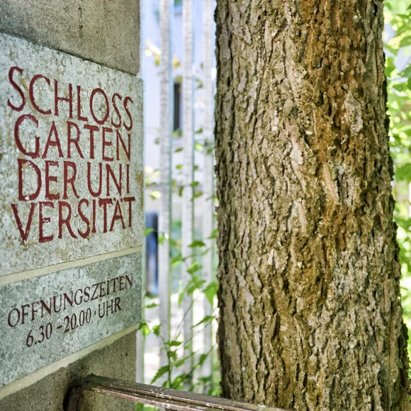 Schild am Eingang des Erlanger Schlossgartens