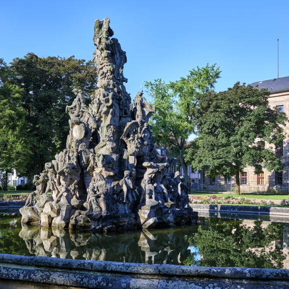 Hugenottebrunnen vor dem Erlanger Markgrafenschloss