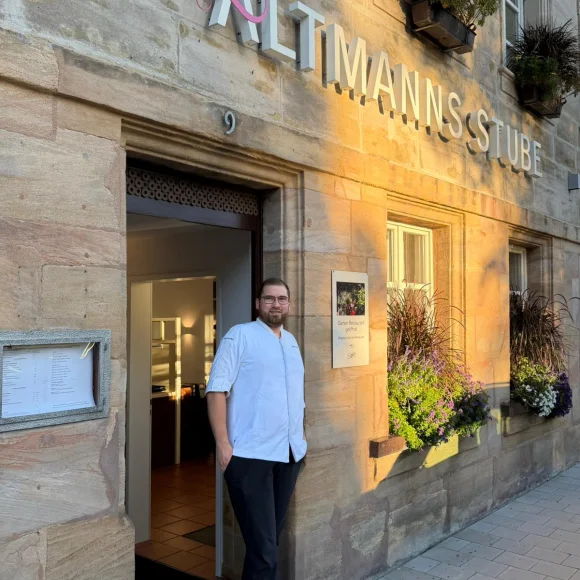 Jonas Richter vor dem neuen Restaurant