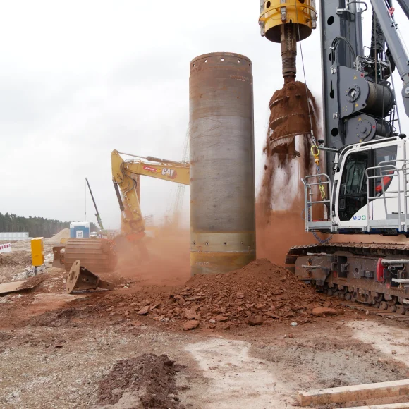 Baumaschinen im Einsatz auf der Baustelle des Schleusenneubaus Kriegenbrunn.