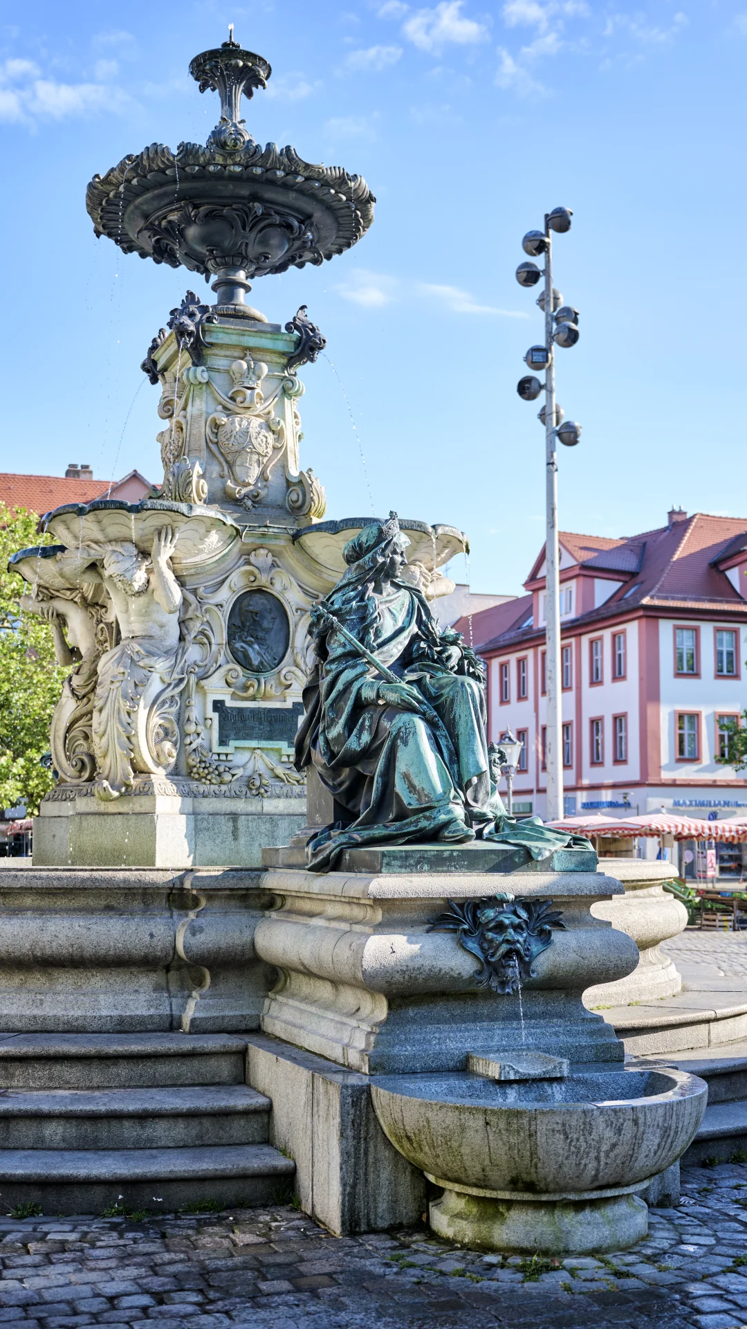 Paulibrunnen im Vordergrund mit Blick über den Marktplatz