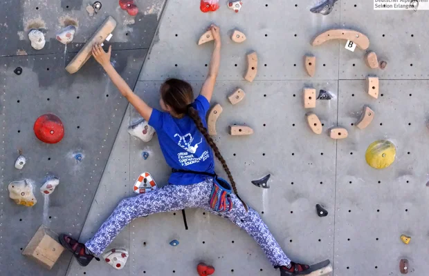 Kind an Boulderwand im DAV Zentrum Erlangen