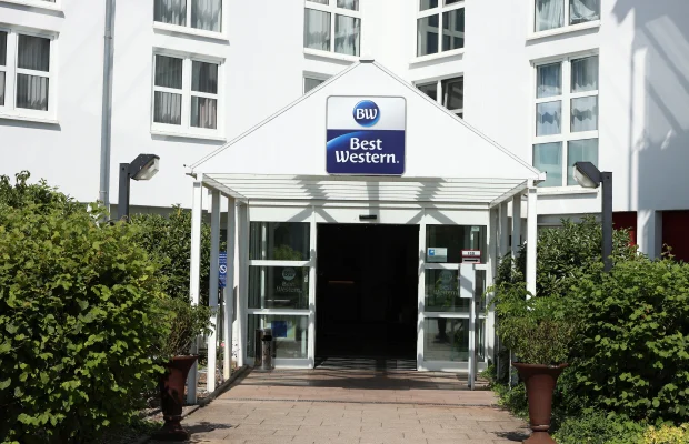 Eingang mit Glastüren zum Hotel Best Western Erlangen