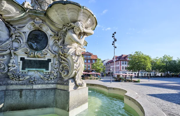 Paulibrunnen im Vordergrund mit Blick über den Marktplatz