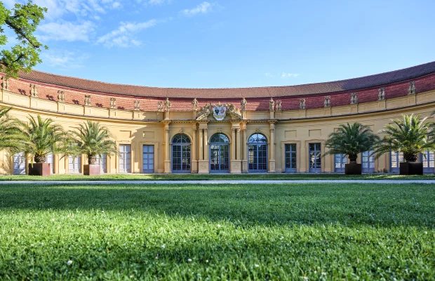 Fassade der Orangerie mit Rasen im Vordergrund