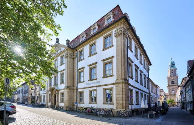Palais Stutterheim am Erlanger Marktplatz mit Hugenottenkirche rechts