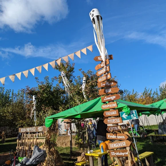 Aufbauten auf der Freizeitwiese
