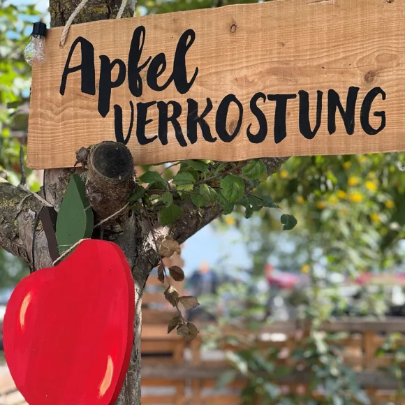 Schild mit Aufschrift "Apfelverkostung"