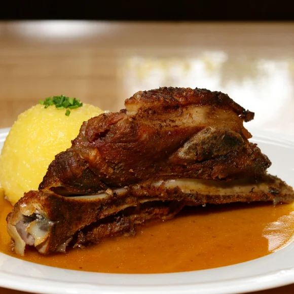 Schäuferle mit Kloß im Gasthof Güthlein Zur Einkehr in Erlangen-Büchenbach.