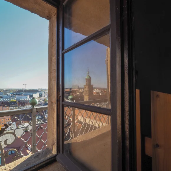 Geöffnetes Fenster auf der Hugenottenkirche in Erlangen