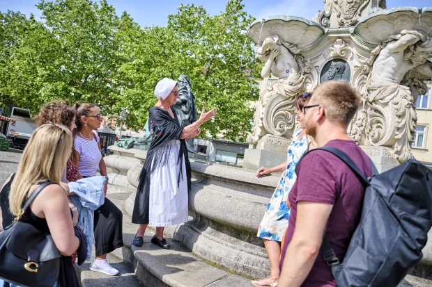 Eine Stadtführung am Paulibrunnen am Marktplatz
