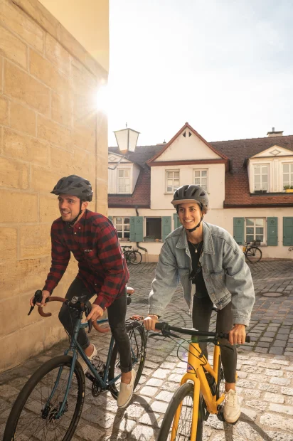 Paar radelt durch Erlanger Altstadt